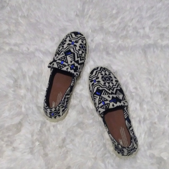 2×$40 Toms Sunset Stellar slip-ons - Picture 2 of 10